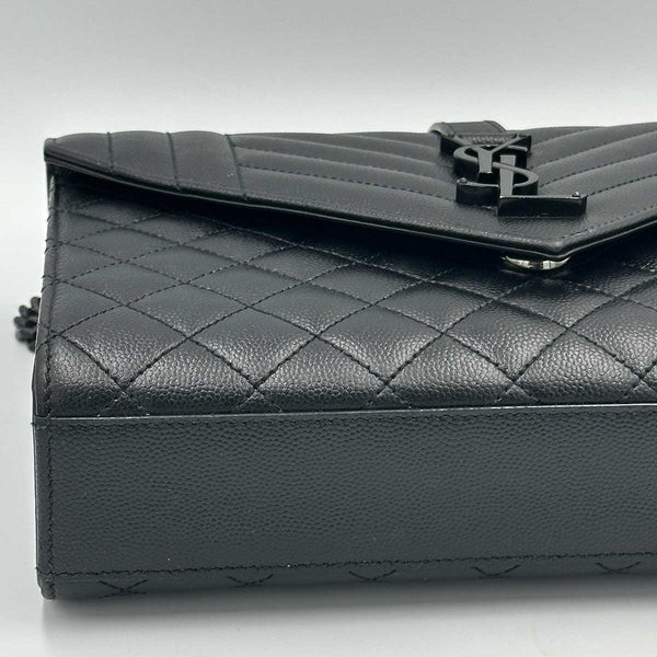 Envelope Triquilt Medium YSL Shoulder Bag in Grained Leather - Black