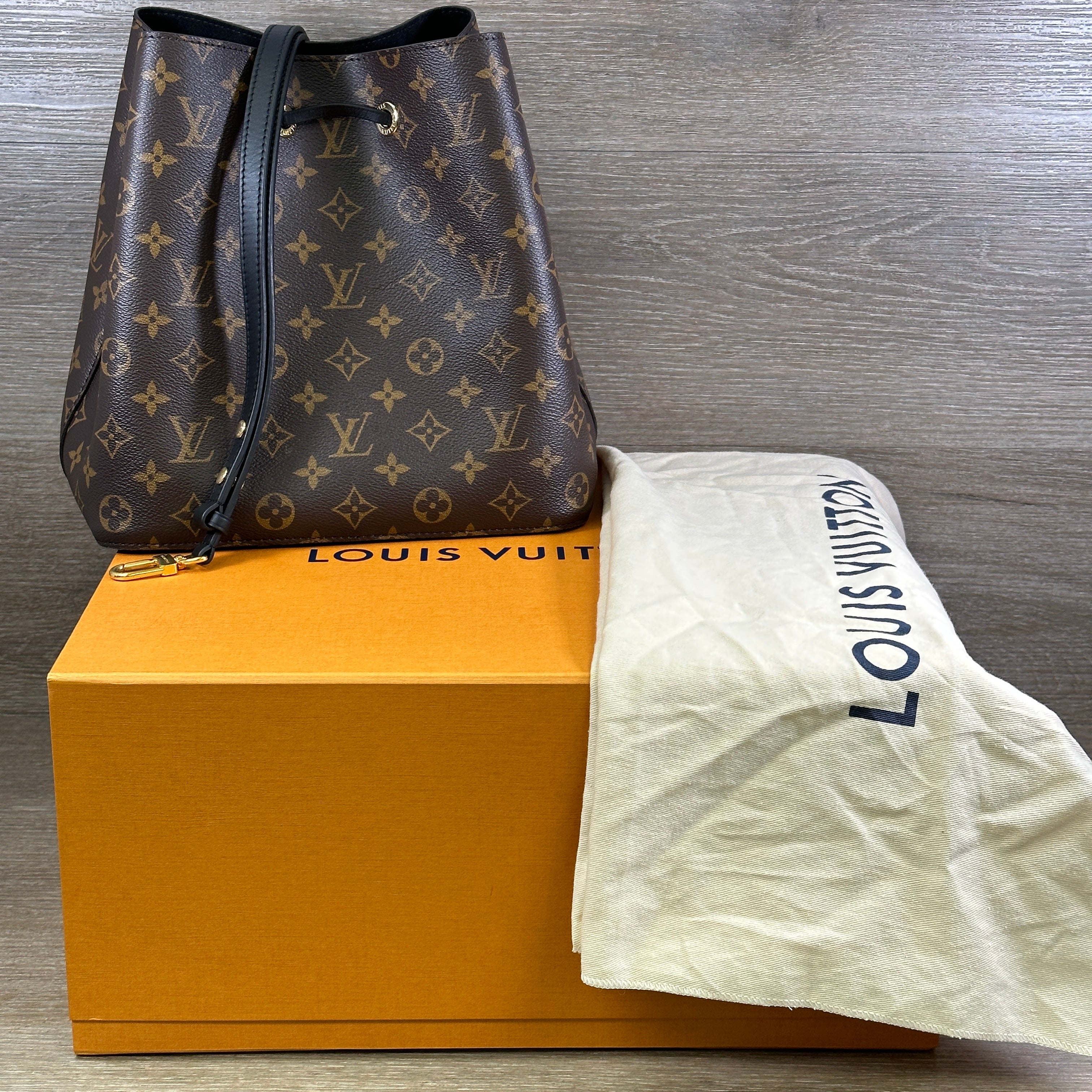 Louis Vuitton NeoNoe MM, Monogram with Pink, New in Dustbag