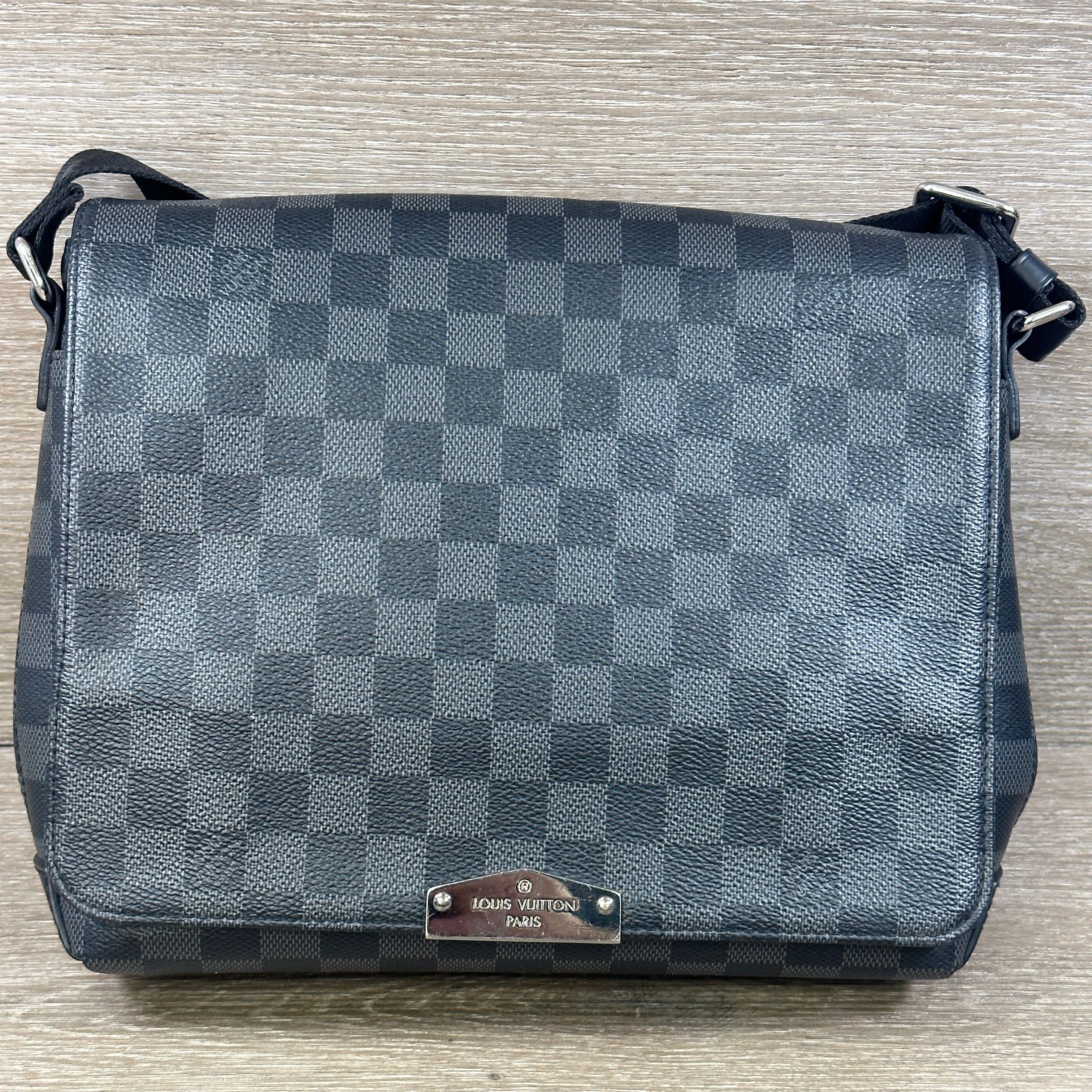 louis vuitton lv district pm new grey