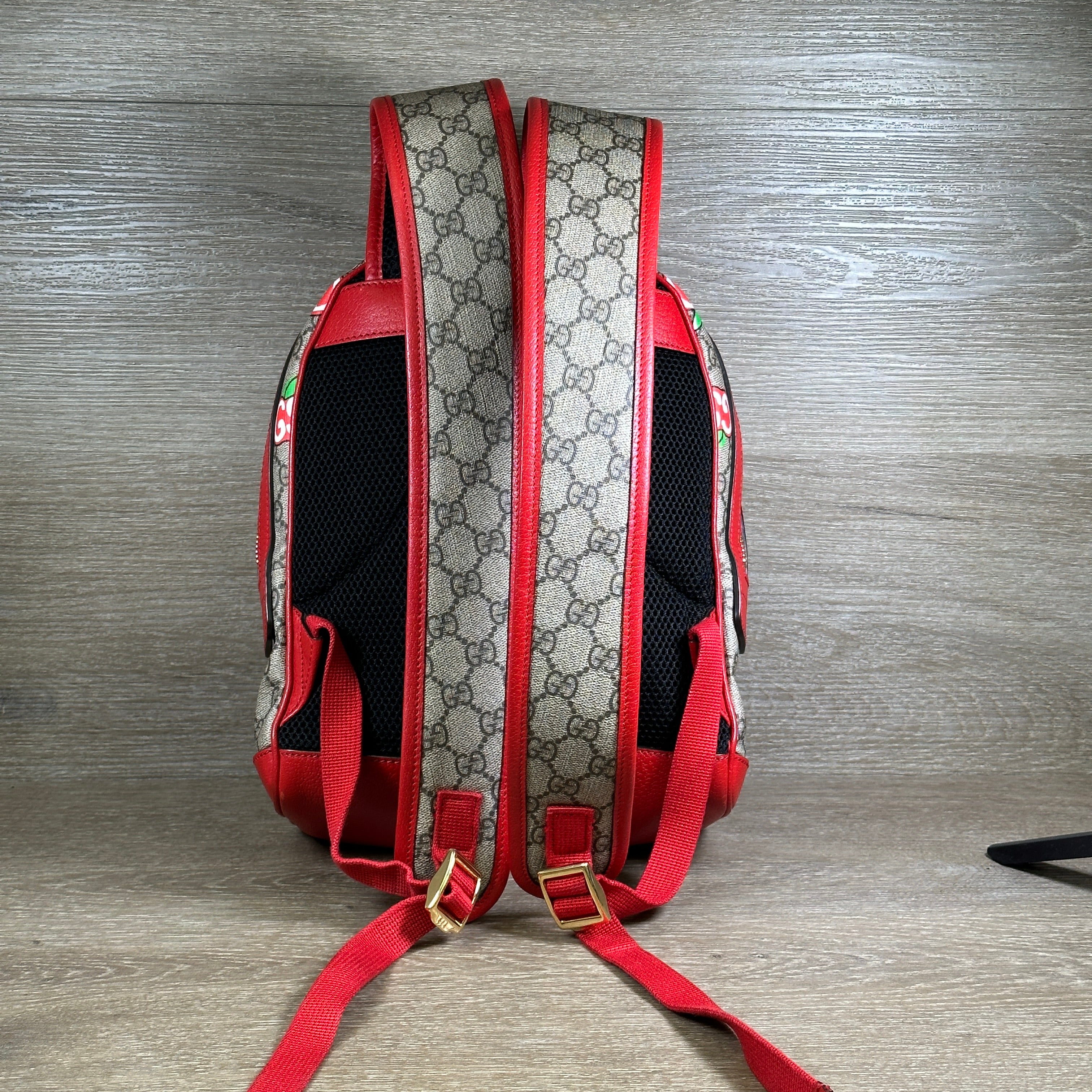 jansport backpack gucci Gucci GG Supreme Canvas Interlocking Apple Backpack