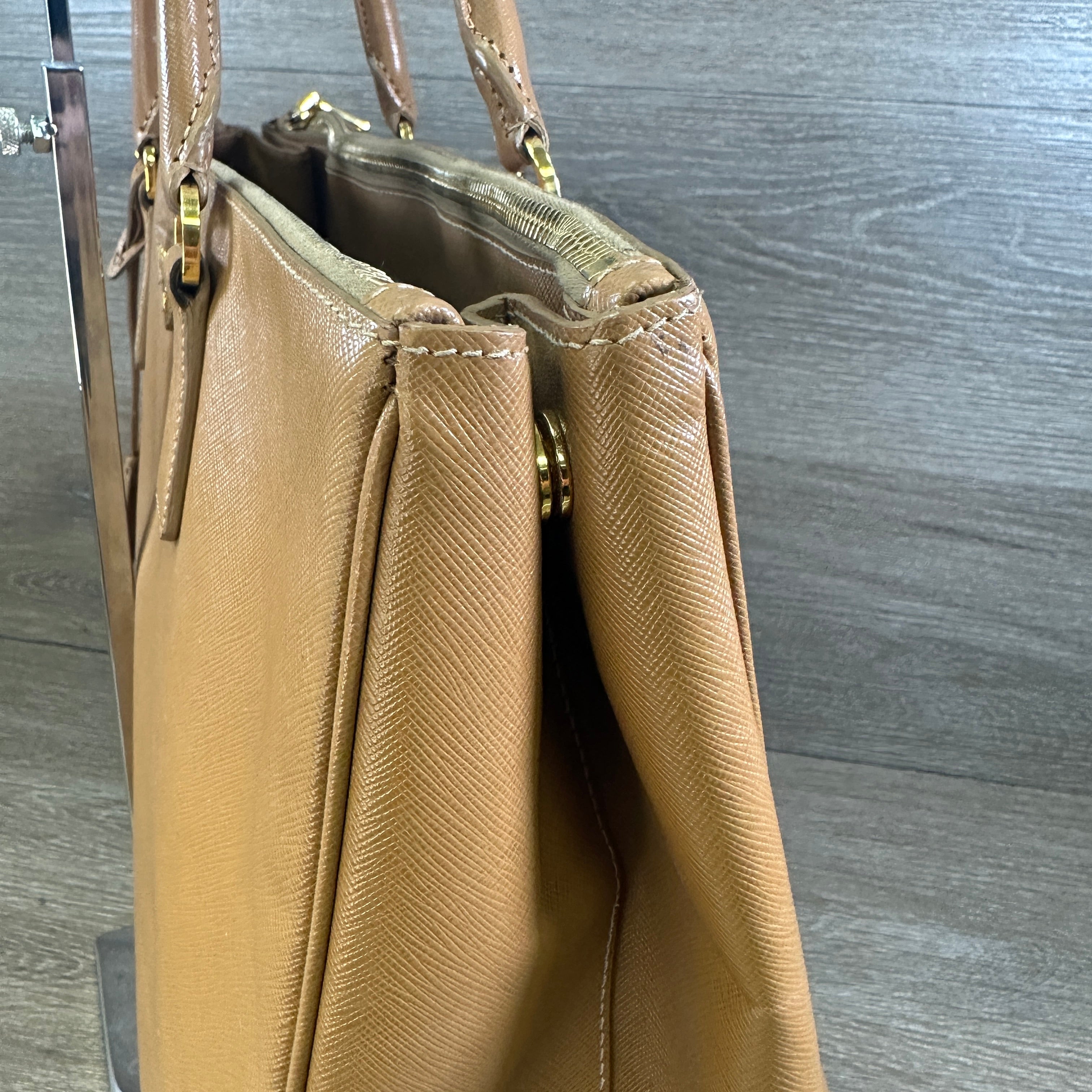 PRADA: Galleria bag in saffiano leather - Black